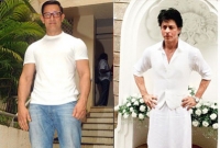 সন্ত্রাসের ‘ধর্ম’ নিয়ে আক্রমণ আমিরের, ভালবাসায় শাহরুখ