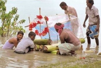 অন্ধ বিশ্বাসের বশবর্তী হয়ে মৃত মেয়েকে ভেলায় ভাসিয়ে দিলেন মা
