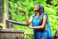 বৃষ্টিতে ভিজলেও ঠাণ্ডা লাগা আটকাবেন কীভাবে?