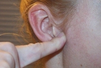 কানের পাশে এইভাবে স্রেফ এক মিনিটের চাপ। শরীরের সমস্যার সমাধান হবে এতেই