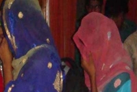 নদীর পাড়ে প্রমোদতরীতে ধরা খেল জোড়ায় জোড়ায় তরুণ-তরুণী