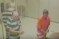 কারারক্ষীর প্রাণ বাঁচালেন কয়েদিরা!