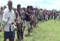  পুলিশ হটাতে সাঁওতালদের তীর ধনুক