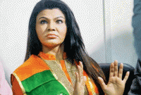 বিতর্কিত অভিনেত্রী রাখী সাওয়ান্তকে গ্রেফতারের আবেদন!