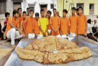 ৩৩২ কেজির সিঙাড়া বানিয়ে গিনেস বুকে রেকর্ড গড়ল ১০ যুবক!