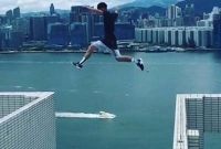 কি ভয়ঙ্কর, ২৫ তলা থেকে পাশের ছাদে যুবকের ঝাঁপ!