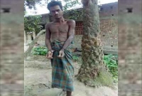 ২০ বছর ধরে শিকলে বাঁধা খেজুর গাছে কাটছে আসলামের জীবন