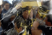 দক্ষিণ কোরিয়ার প্রধানমন্ত্রীকে লক্ষ্য করে ডিম-পানির বোতল ছুঁড়ল উত্তেজিত জনতা