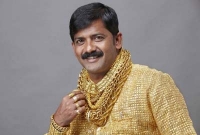 কোটি টাকার স্বর্ণের জামা পরতেন ইনি