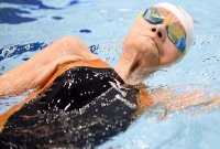 ১০১ বছর বয়সে সাঁতার কেটে বিশ্বরেকর্ড করলেন এই নারী