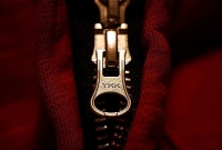 চেনের জিপারে লেখা তিন অক্ষর ‘ওয়াই কে কে’-এর মানে জানেন?