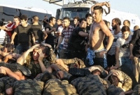 বিদ্রোহী সেনাদের পিটিয়ে পুলিশের হাতে দিল এরদোয়ান সমর্থকরা