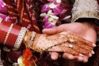 বিয়ের আসর থেকে দৌড়ে পালাল বর-কনে বিয়ের আসর থেকে দৌড়ে পালাল বর-কনে