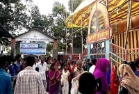 স্কুলের শ্রেণিকক্ষে চলছে পরীক্ষা, মাঠে চলছে সার্কাস ও নাচ-গান স্কুলের শ্রেণিকক্ষে চলছে পরীক্ষা, মাঠে চলছে সার্কাস ও নাচ-গান