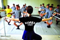 যুদ্ধ থামিয়ে নাচ শিখছেন সেনারা!