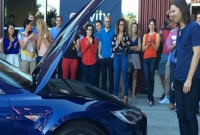 বেতন বাড়ানোর খুশিতে বস-কে গাড়ি উপহার দিলেন কর্মীরা!