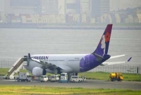 জরুরি অবতরণে ফেটে গেল বিমানের ৮টি চাকা