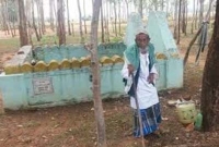 নিজের জন্য কবর খুঁড়ে মৃত্যুর অপেক্ষায় বদন আনসারি