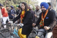 আজ দুজনার দুটি পথ দুটি দিকে গেছে বেঁকে