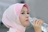 বেশি পানি খেলে শরীরের যে ৭টি সমস্যা হতে পারে