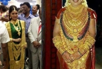 সোনার গয়নায় মুড়ে মেয়েকে বিয়ে দিলেন ব্যবসায়ী