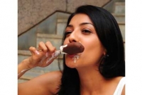 আইসক্রিম খেতে কতবার ঠোঁট ছোয়ান জানেন? জানলে চমকে উঠঁবেন!