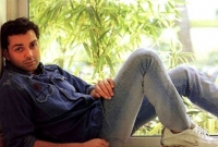 অভিনয় ছেড়ে ববি দেওল এখন মিউজিক বাজাচ্ছেন! বলেন কী?