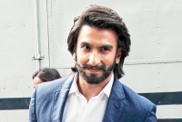 রেগে গিয়ে নায়িকাকে নিয়ে বেরিয়ে যান রণবীর!