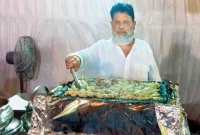 পাথরের ওপর রান্না করা এক আজব খাবার, যার প্রেমে পাগল শাহরুখ খান!