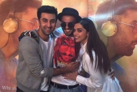 দীপিকার উপস্থিতিতেই একি কাণ্ড ঘটালেন দুই রণবীর