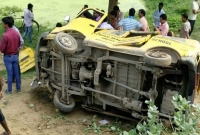 লেভেল ক্রসিংয়ে স্কুল ভ্যানে ট্রেনের ধাক্কা, নিহত ৮ শিক্ষার্থী