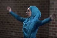 যে মেয়ে মুসলমান হয়ে হিজাব পরে নাচে