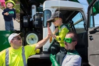  ড্রাইভারের সিটে বসে একদিনের জন্য সাফাইকর্মী  ছয় বছরের এই খুদে!