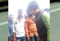 বিয়ে করার প্রতিশ্রুতি দিয়ে না করায় প্রেমিককে জুতাপেটা