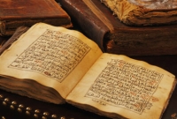 মিশর থেকে হস্তলিখিত মূল্যবান কোরআন পাচার কালে গ্রেফতার দুই