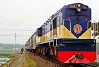 রেল লাইন তলিয়ে গেছে বন্যার পানিতে, ট্রেন চলাচল বন্ধ