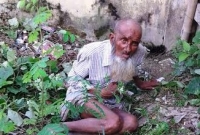 ডাস্টবিনের খাবার খেয়ে বেঁচে আছেন শত বছরের বৃদ্ধ! ডাস্টবিনের খাবার খেয়ে বেঁচে আছেন শত বছরের বৃদ্ধ!