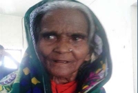 সন্তানদের বিচার চাইতে থানায় শতবর্ষী মা