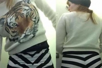 বিমানে পোশাক বদলাতে বাধ্য করা হল তরুণীকে