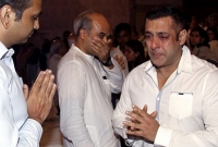 সকলের সামনে কেঁদে ফেললেন সালমান!