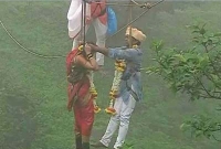 বিশাল খাদের ৯০ মিটার ওপরে ঝুলতে ঝুলতে বিয়ে সারলেন বর-কনে!