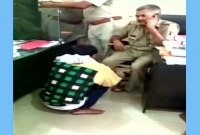 অভিযোগ করতে আসা যুবককে দিয়ে পা টেপালেন পুলিশ কর্মকর্তা!