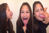 বিশ্বের সবচেয়ে লম্বা জিহ্বা কি এই তরুণীর?