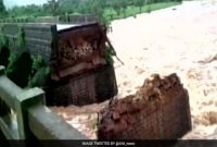 ব্রিজ ভেঙ্গে একাধিক গাড়ি নদীতে, গাড়িসহ নিখোঁজ ২২