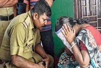 ‌‘বার করছি তোর ফেসিয়াল করা, মুখটাই পুড়িয়ে দেব’