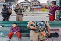 কাশ্মিরে ভারতীয় সেনা কি শুধুই অমানবিক? তীব্র বিতর্ক এই ছবিকে ঘিরে!