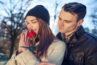 অতি সুন্দরী প্রেমিকা থাকলে ছেলেদের সাতটি সমস্যা হয়