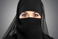 বোরকা পরায় দোকান থেকে বের করে দেয়া হলো মুসলিম নারীকে!