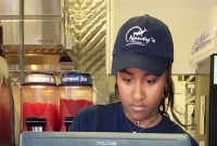 মার্কিন প্রেসিডেন্ট ওবামার মেয়ে এখন রেস্তোরাঁ কর্মী!