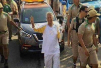 অলিম্পিকের মশাল নিয়ে হাঁটলেন ড. ইউনূস